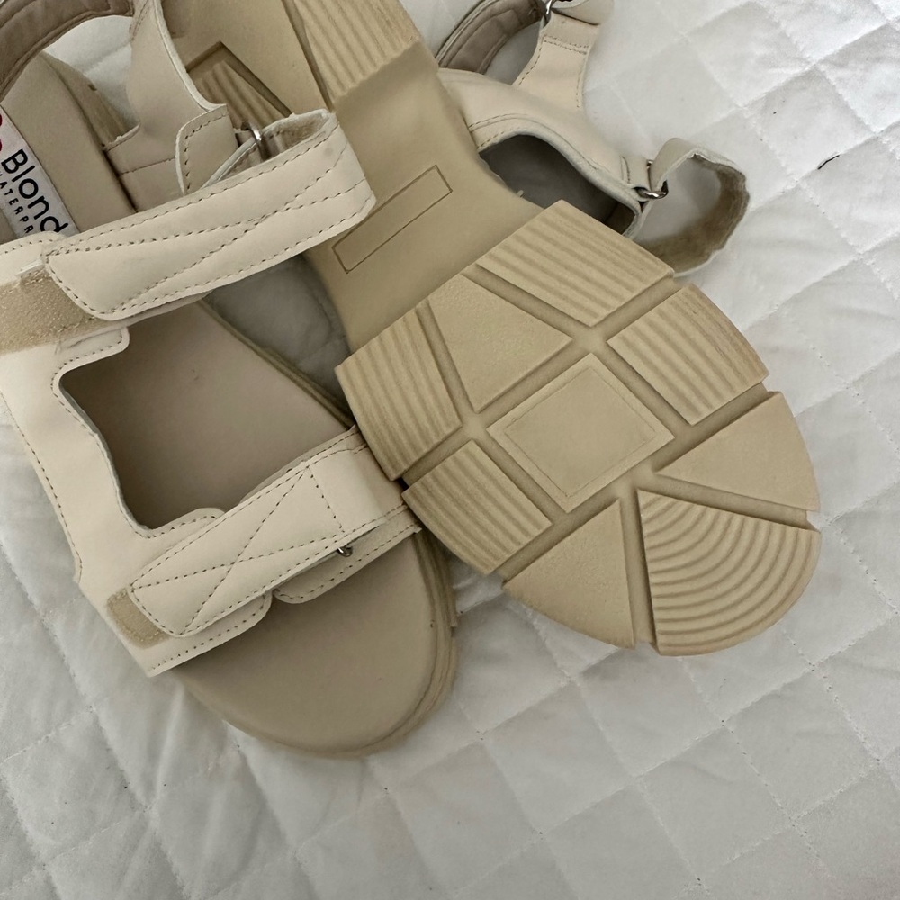 Blondo Women's Beige Sandals